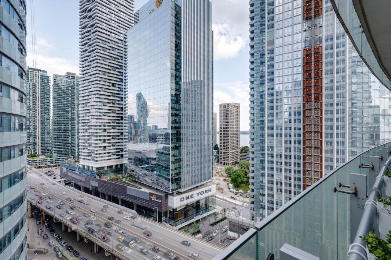 Applewood Suites Financial District Cn Tower Toronto Exterior photo