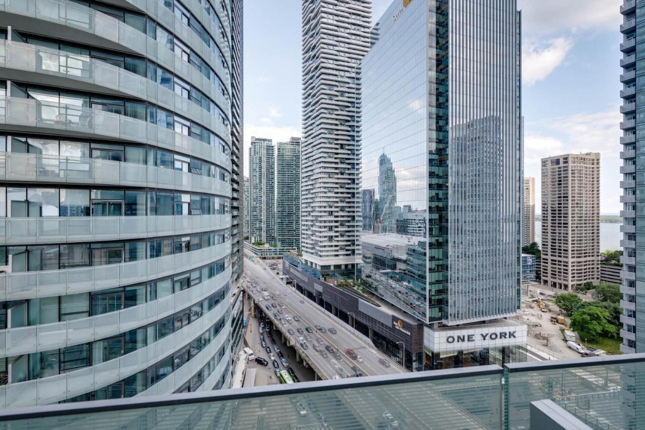 Applewood Suites Financial District Cn Tower Toronto Exterior photo